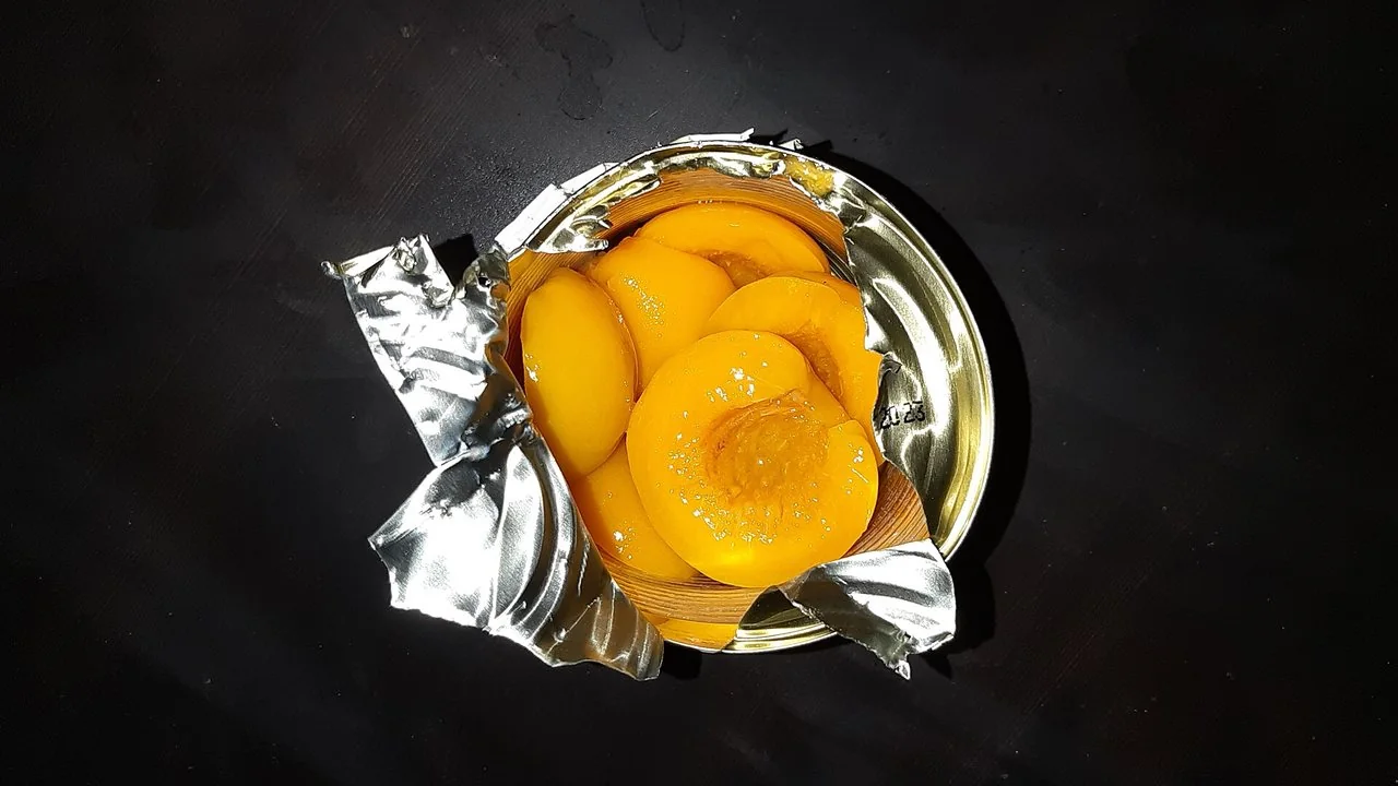 Банки с домашними заготовками на полке